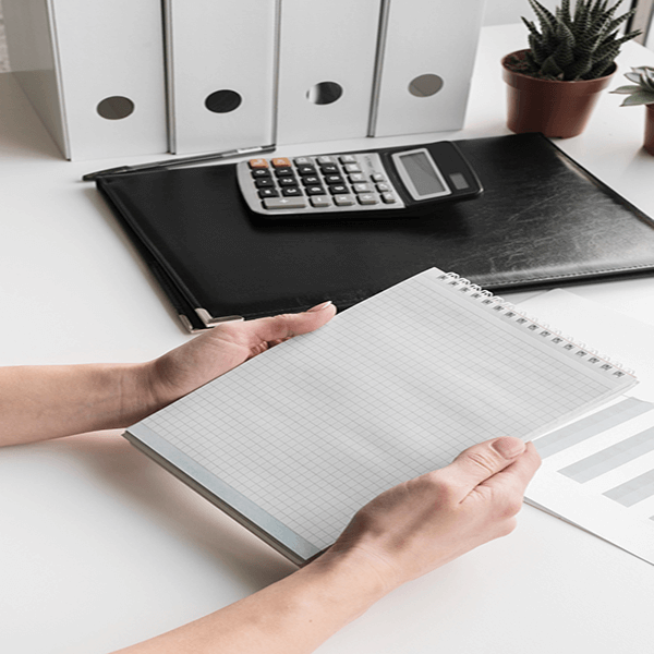 high-angle-business-woman-holding-notebook نوشتن گز